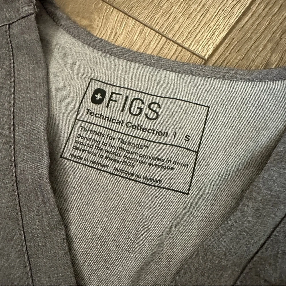FIGS Catarina One Pocket Scrub Top in Graphite size Small